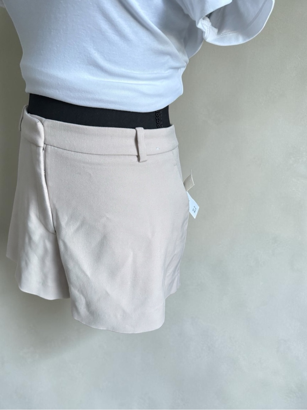 Abercrombie & Fitchburg Low Rise Micro Tailored Cream Short - Picture 8 of 11